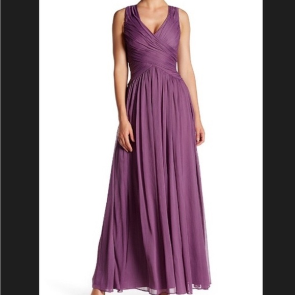 Vera Wang Plum Chiffon V-Neck Ruched cross bodice gown. Size 2 - Picture 1 of 15